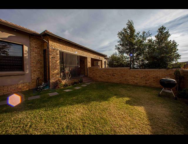 2 BEDROOM SECTIONAL TITLE TO LET IN WILGEHEUWEL